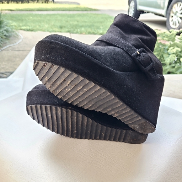 Betastella Women's Platform Wedge Booties Faux Suede Heels Zip Up Ankle Boots - Picture 3 of 6